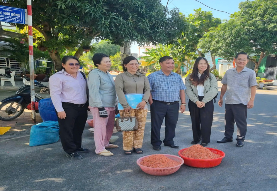Đoàn kiểm tra ghé thăm mô hình làm tôm khô của người dân khu phố V – Bình San, phường Hà Tiên